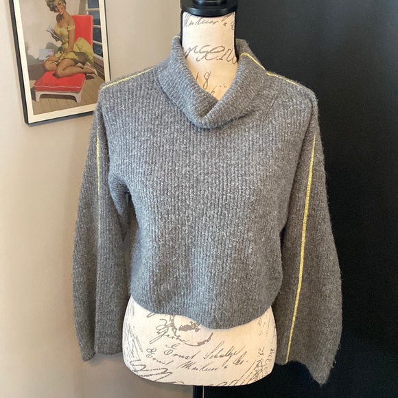 Topshop Sweaters - Topshop Gray Turtleneck Wide Long Sleeve Gray Ribbed Knit Crop Top Sweater